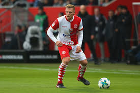 Rouwen Hennings on pitch